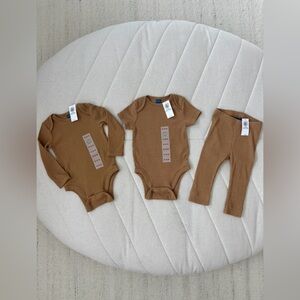 | NWT | Old Navy Gender Neutral Clothing Set Kids size 6-12 months